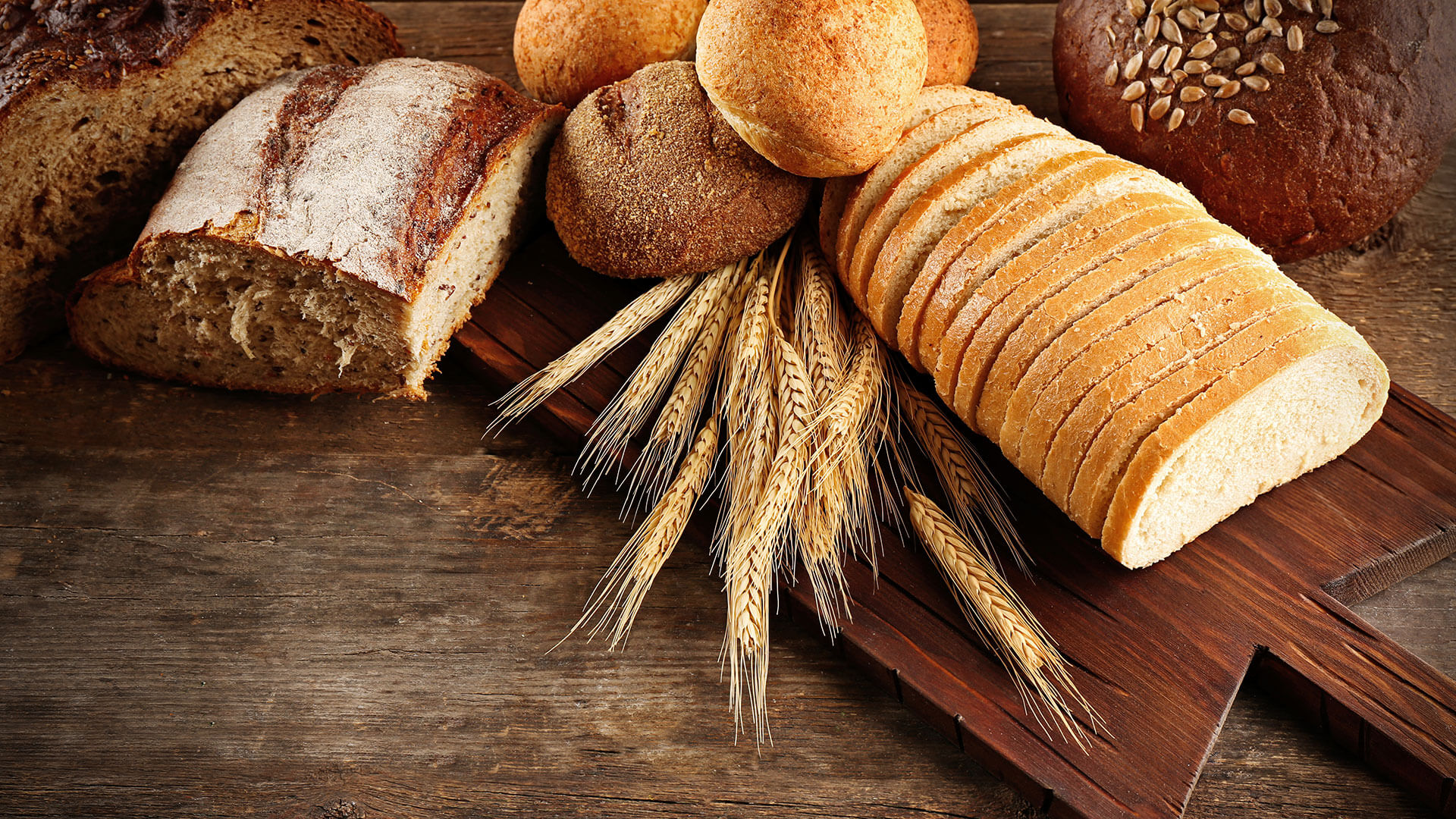 Копченый хлеб. Хлеб. Хлеб и хлебобулочные изделия. Хлебобулочные изделия на столе. Красивый хлеб.